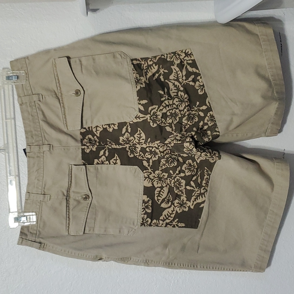 Tommy Hilfiger Flat Front Khaki W/Floral Back Panel Shorts Men's Sz L